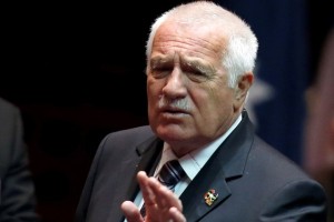 Češke politike zasula grozilna in prostaška kratka sporočila