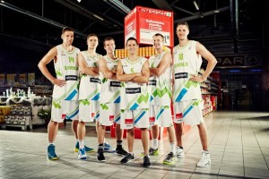 Prvenstvo presenečenj se seli v Stožice; Slovenija na naslednji tekmi z Italijo