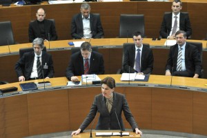 Bratuškova prosi parlamentarne stranke, naj se opredelijo do sklica predčasnih volitev