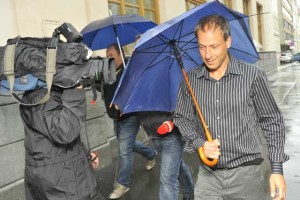 Razvpiti Robert Zavašnik se je končno le pojavil na sodišču