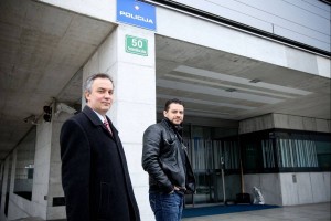 Vlada laže! Alenka Bratušek vendarle ovadila fotoreporterja Janija Božiča