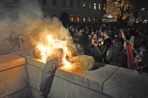 Ranjeni protestniki, policisti; obsedno stanje v Mariboru