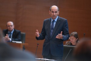 Poslanci odločajo o usodi Janševe vlade
