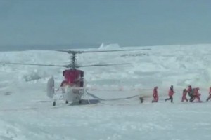 Kitajci s helikopterjem rešili vse potnike z na Antarktiki ujete ladje