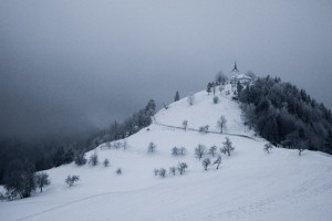 Največ snega v hribovitem svetu zahodne in južne Slovenije, zimsko vreme tudi v prihodnjih dneh