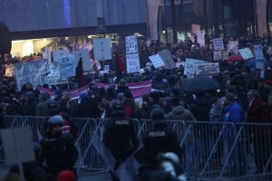 Dan protestov večinoma minil mirno