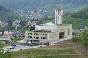 Nihče noče kupiti nedokončane cerkve v Košakih