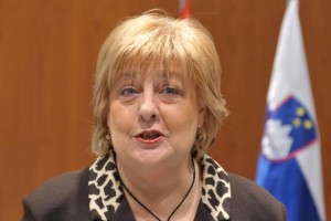 Dvojna merila Ursule von der Leyen: zakaj Orbanu gleda skozi prste