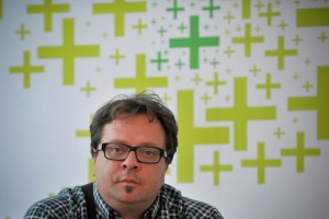 Poslanec Ambrožič ostal brez magistrskega naslova