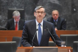 Türk bo v petek po polnoči razpustil parlament