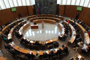Začenja se seja DZ z obravnavo proračuna in davka na nepremičnine