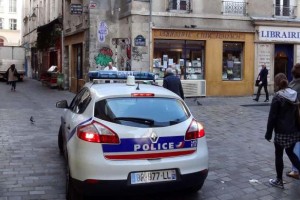 V garderobnih omaricah francoskih policistov našli mamila in denar