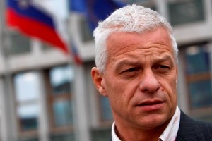Za Kosa je Klemenčičev odstop »neresen, neodgovoren in izdaja zaupanja«