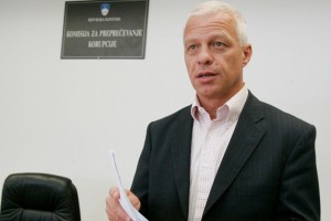 Protikorupcijska komisija je ovadila svojega nekdanjega šefa Draga Kosa