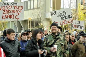 Na protestu: »Janša, rešilna vrv se ti tanjša.«