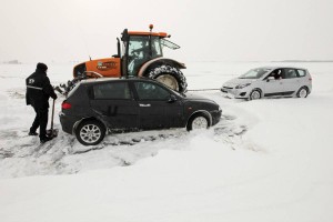 Na tisoče ljudi ujetih na spolzkih francoskih cestah