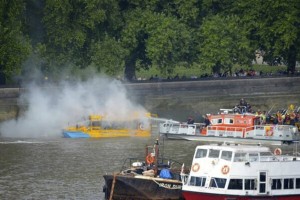 Turisti z gorečega plovila poskakali v reko Temzo