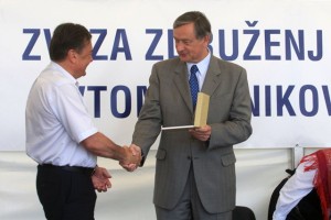 Dvoličnost Zorana Jankovića - 200 na avtocesti, aplavz govoru o varni vožnji