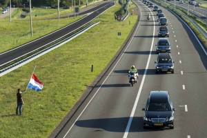 Preiskave strmoglavljenja malezijskega letala v polnem teku, prvi posmrtni ostanki že na Nizozemskem 