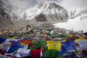 Število smrtnih žrtev po tragediji na Mount Everestu naraslo na 13