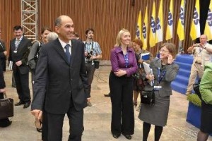 Slovenski utrip: Med strankami vodi SDS, glede datuma volitev anketiranci razdeljeni