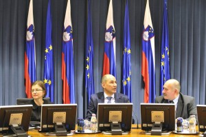 Vlada želi seznam na novo zaposlenih v Pahorjevem mandatu