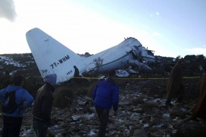 V nesreči vojaškega letala v Alžiriji umrlo 77 oseb, ena pa je čudežno preživela