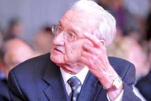 Tovariš Bavcon, zaprite se v mišjo kletko, ključe pa vrzite stran!