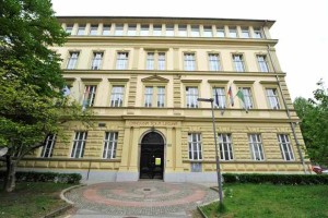 Vlada razkriva: Povprečna ravnateljska plača 3000 evrov