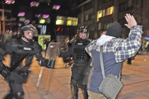 Mariborska bilanca: poškodovanih sedem policistov, pridržanih 27 ljudi 