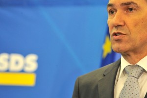 Janša: Vlado Bratuškove od zunaj in od znotraj obvladuje tranzicijski bančni lobi