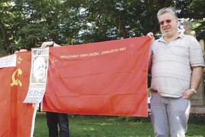 Ekstremna levica in Mitja O.: Enkrat za Janšo, drugič za totalitarizem