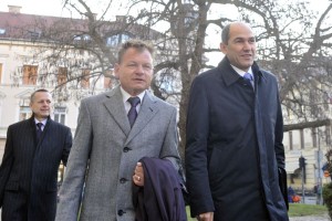 Črnkovičeva žena se opravičuje Janši: Žal mi je, ker sem zlorabila njegovo ime