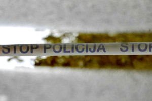 V Zgornjih Pirničah odkrili dve trupli, eno osebo odpeljali v bolnišnico