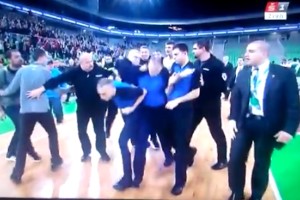 VIDEO: Razkačeni Zoran Predin zahrbtno s pestmi nad sodnika