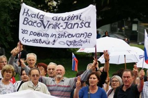 Obrazi protesta pred sodiščem: razočaranje, nestrinjanje in gnev "vztrajnikov"