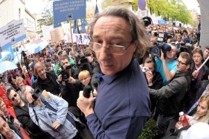 Štrukelj si bo znižal plačo, če si jo tudi poslanci znižajo na njegovih 2124 evrov