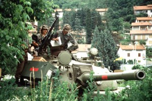 Za ministra Jakiča sporna uporaba uniform SV, partizanske pa ga ne motijo?
