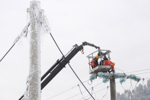 Oskrba z električno energijo se vrača v ustaljene tirnice, še vedno zaprte številne ceste 