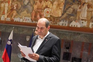 Po signalih iz koalicije bi Janša danes lahko ostal brez poslanskega mandata