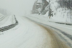 Slovenijo zajelo sneženje, zjutraj tudi do pol metra snega