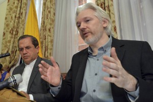 Assange zapušča ekvadorsko veleposlaništvo