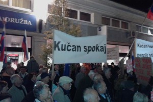 Sporočilo vztrajnikov: "Kučan, spokaj! in "Kučan vlada, narod strada"