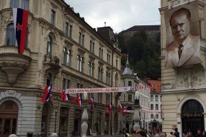 Kršitev volilnega molka? Ljubljana okrašena s Titovimi slikami in zastavami z rdečo zvezdo