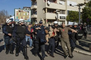 Na črnogorskih protivladnih protestih izbruhnili spopadi 