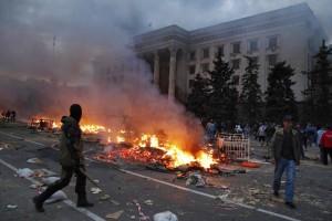 V požigu objekta s proruskimi aktivisti v Odesi umrlo več kot 30 ljudi