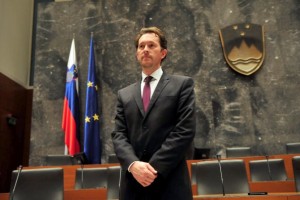 Virant odredil interno preiskavo glede domnevno izginulih podpisov
