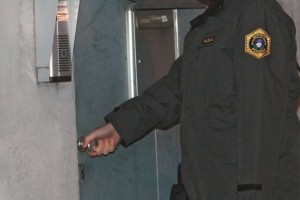 Roparja sta se predstavila za policista, vstopila in se znesla nad stanovalcema