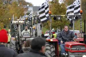 Francoski tovornjakarji v protest proti eko davku na težka vozila blokirali ceste