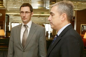 Potuhnjeno Zalarjevo kadrovanje v Pahorjevi odsotnosti